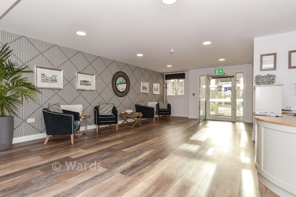 Property photo 1 of 10 Communal Entrance