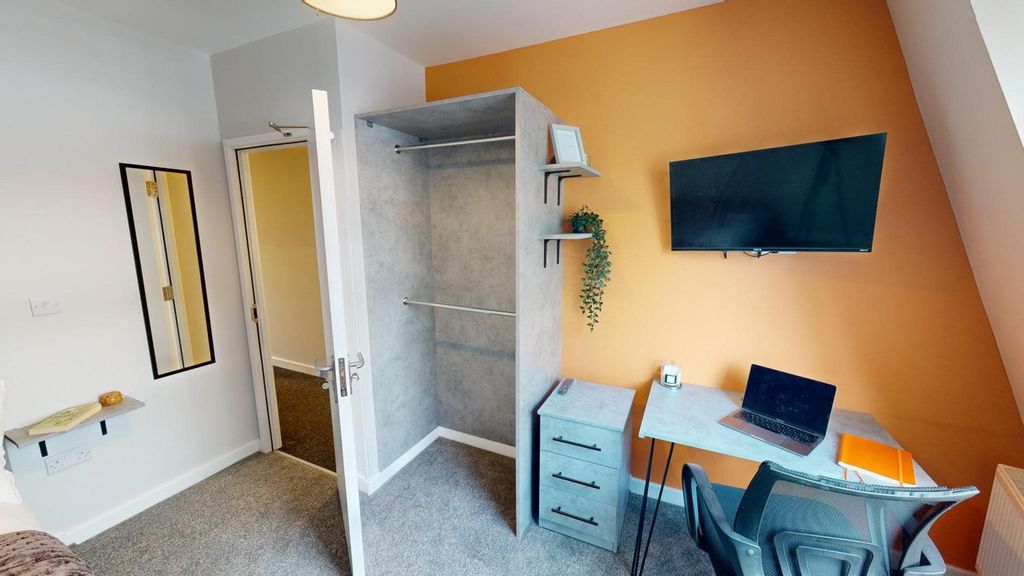 Property photo 2 of 12 A Stylish And Tidy Double Bedroom Featuring A Work...