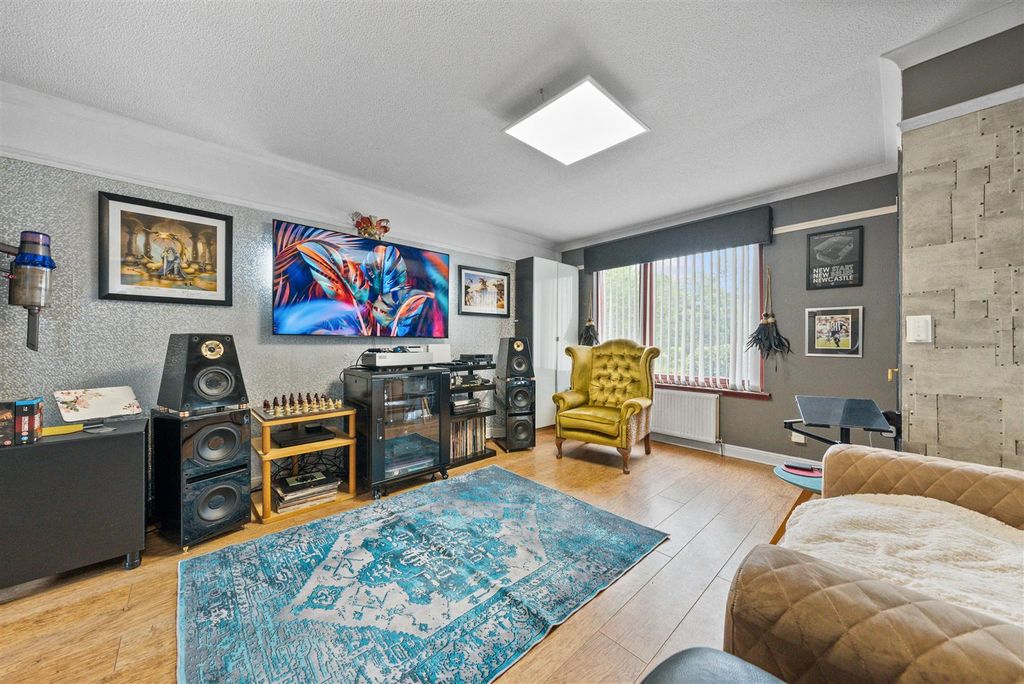 Property photo 3 of 23 Lounge 4