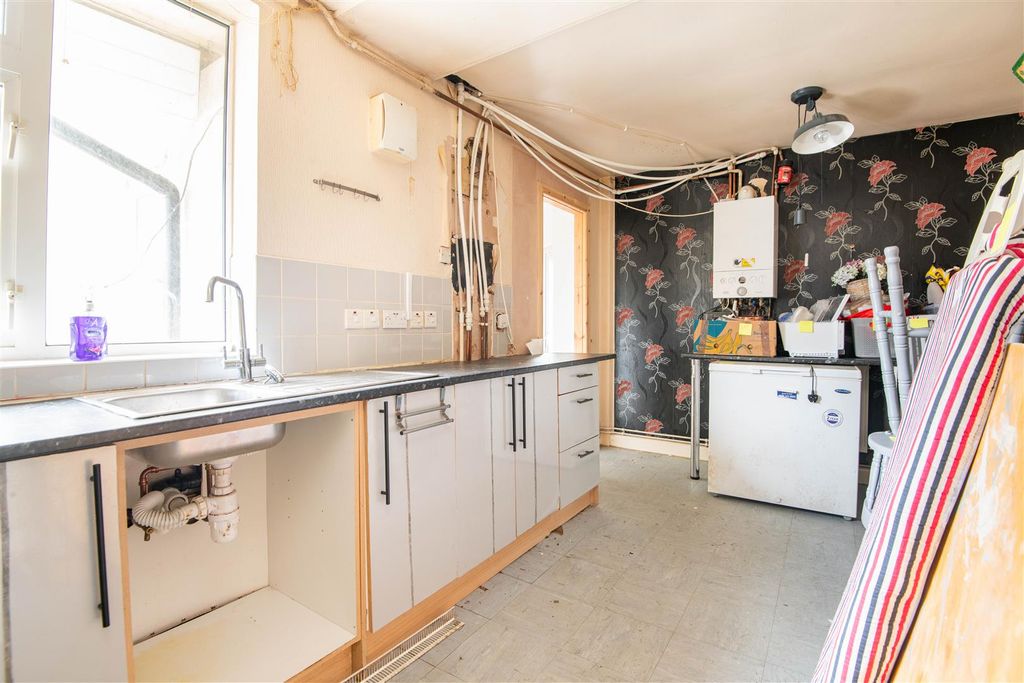 Property photo 3 of 17 Kitchen