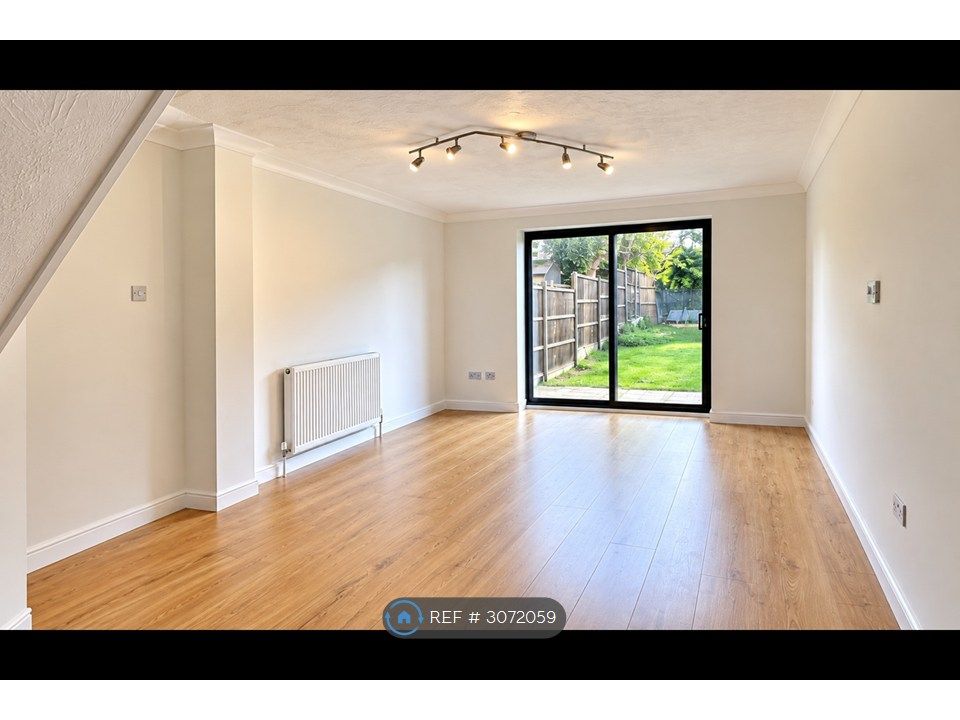 Property photo 1 of 10 Living Room