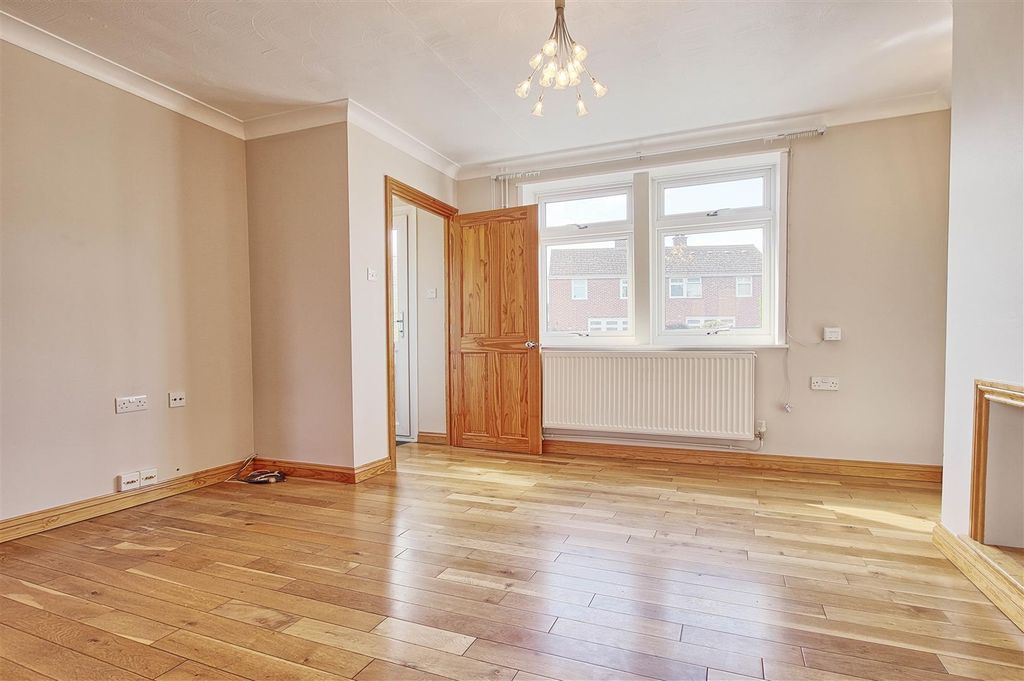 Property photo 3 of 10 Living 3.Jpg