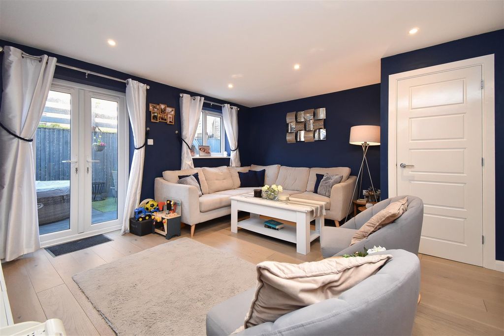 Property photo 1 of 20 Living Room