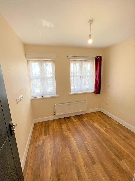 Property photo 3 of 5 Bedroom  First Floor Flat 1 396.Jpg