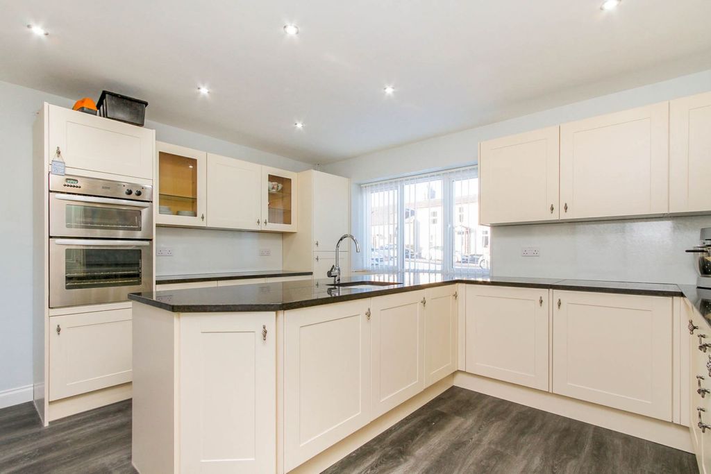 Property photo 3 of 26 Kitchen