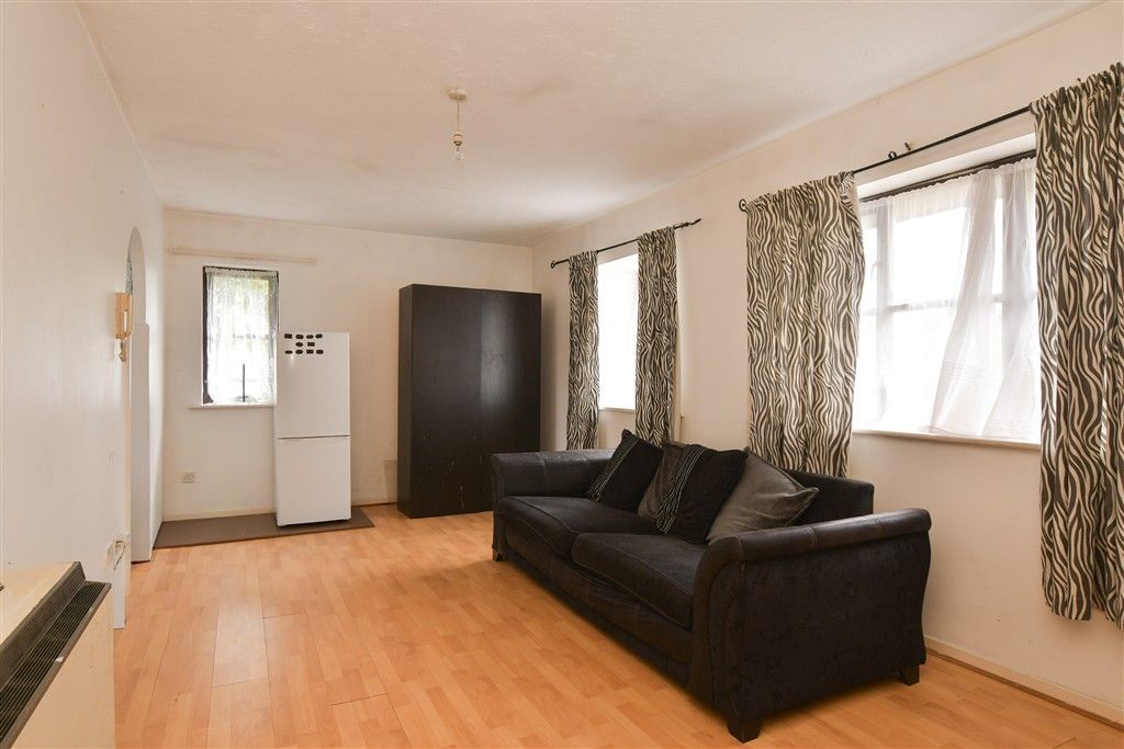 Property photo 3 of 14 Lounge