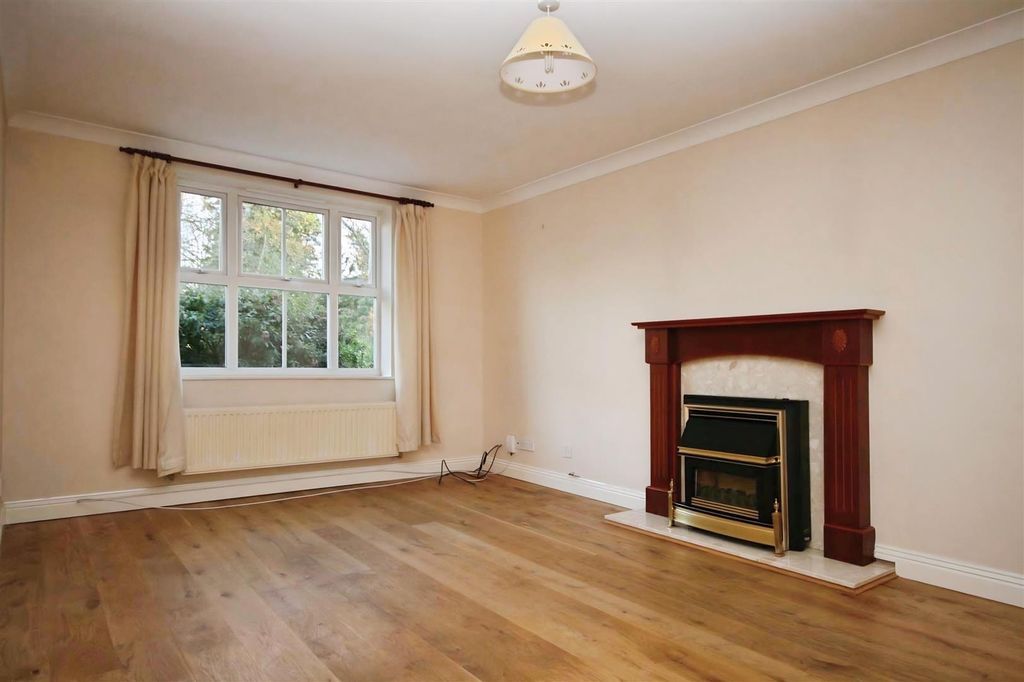Property photo 3 of 10 7381926F-Living 20Room.Jpg