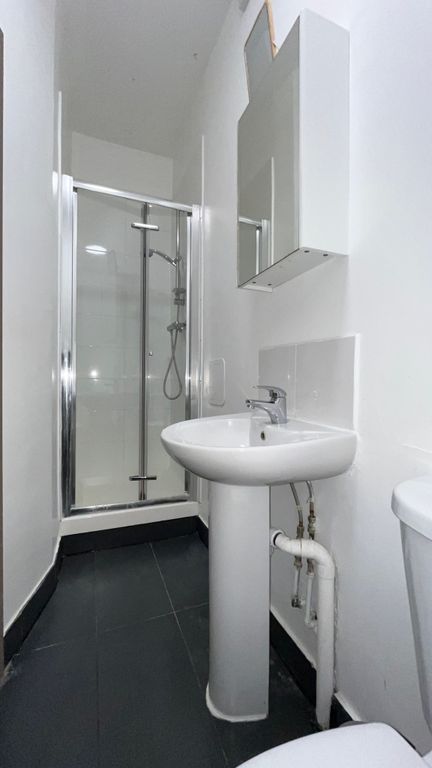 Property photo 3 of 9 Bathroom