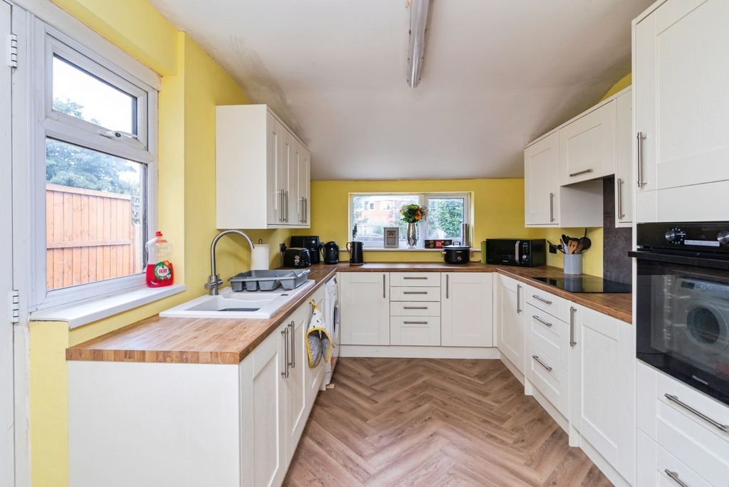 Property photo 3 of 17 Kitchen