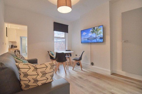 Property photo 1 of 13 Lounge