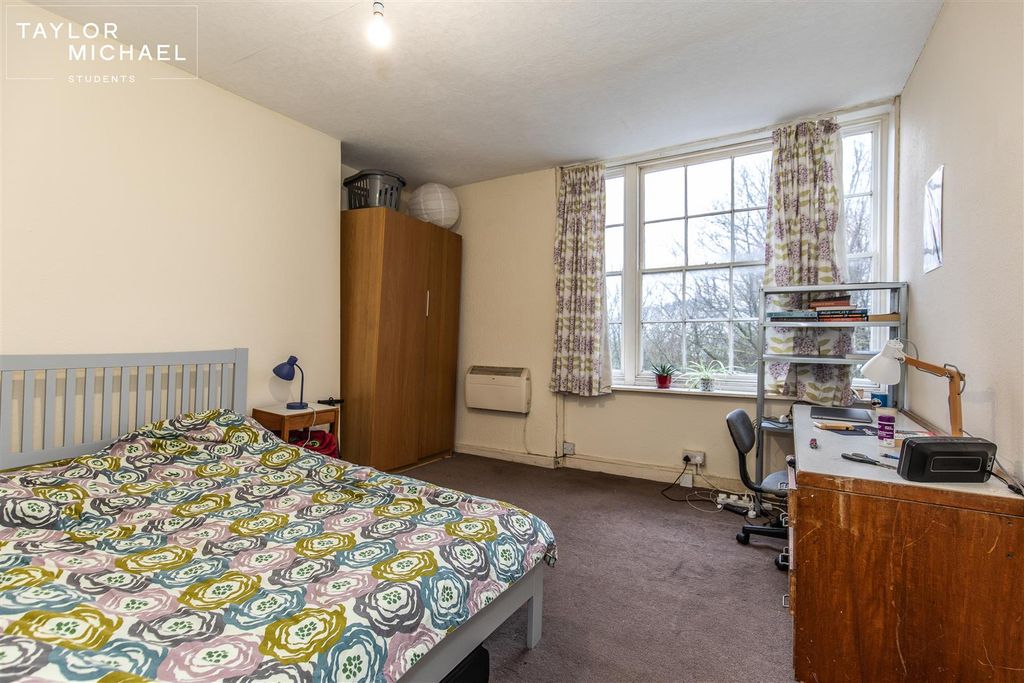 Property photo 2 of 9 Room