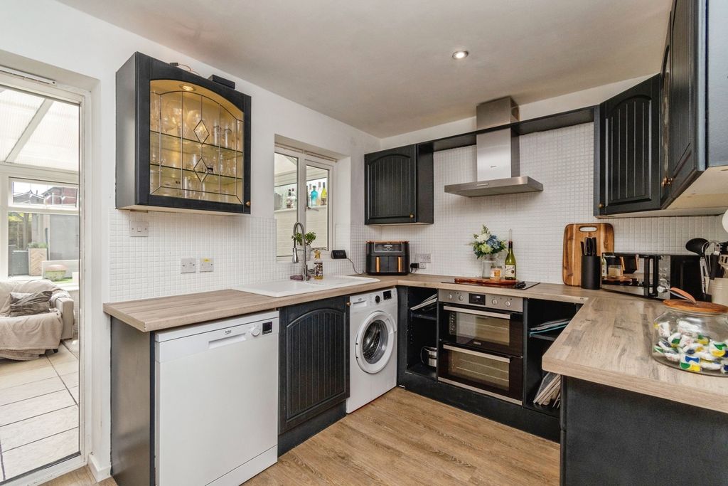Property photo 3 of 17 Kitchen