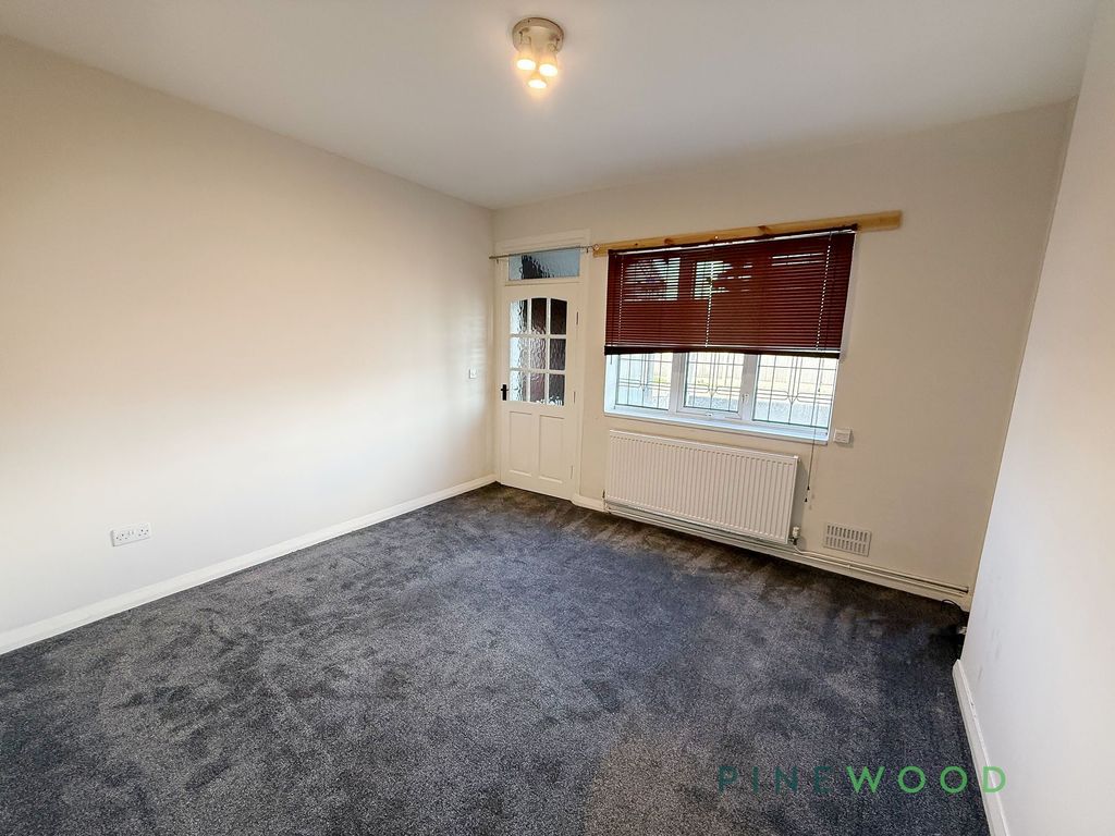 Property photo 3 of 12 Lounge