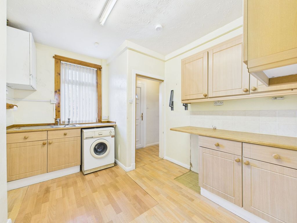 Property photo 3 of 8 Kitchen