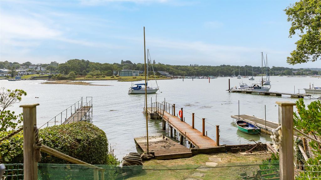 Property photo 3 of 22 Pontoon &amp; View