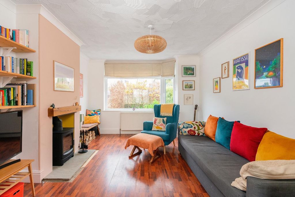 Property photo 1 of 30 2E8Rbd - Living Room D.Jpg