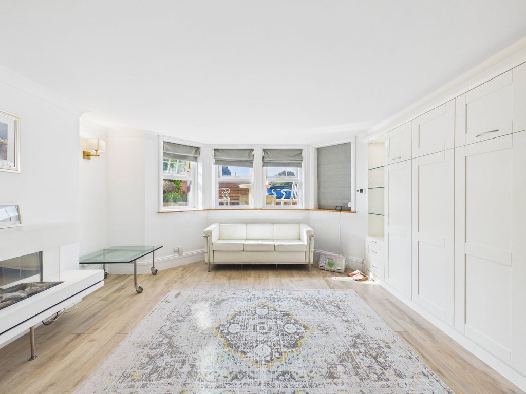 Property photo 2 of 10 Cam03519G0-Pr0504-Still007