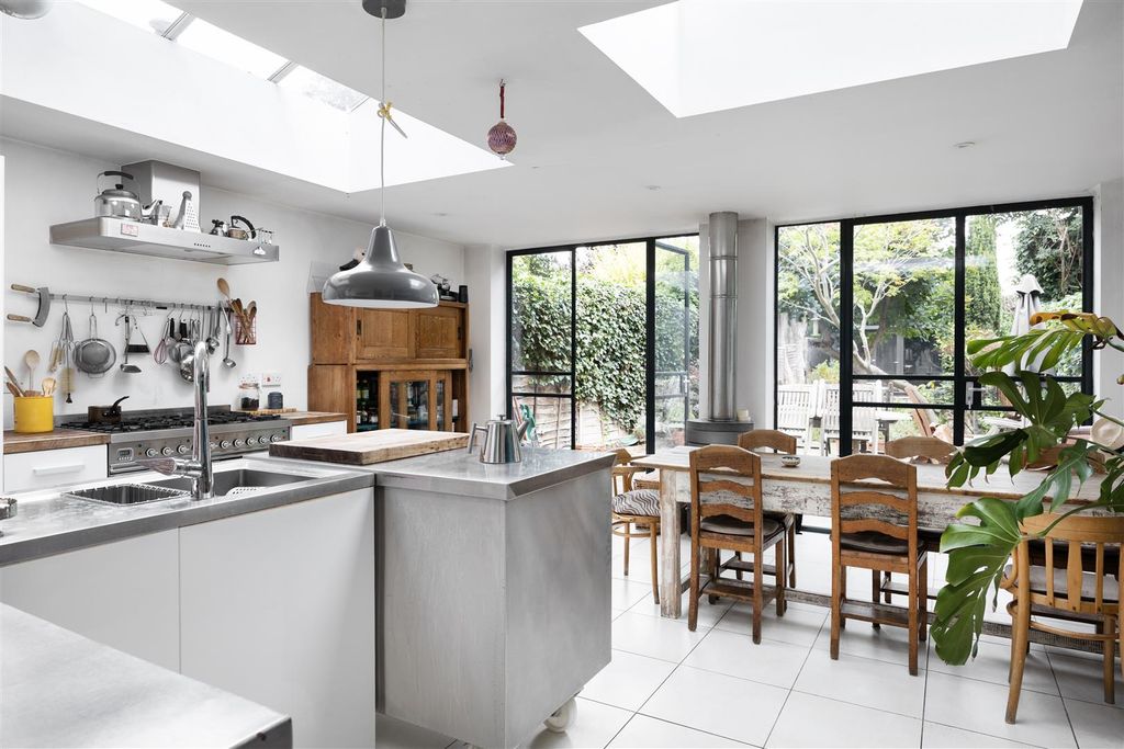 Property photo 3 of 12 Hammersmith Grove