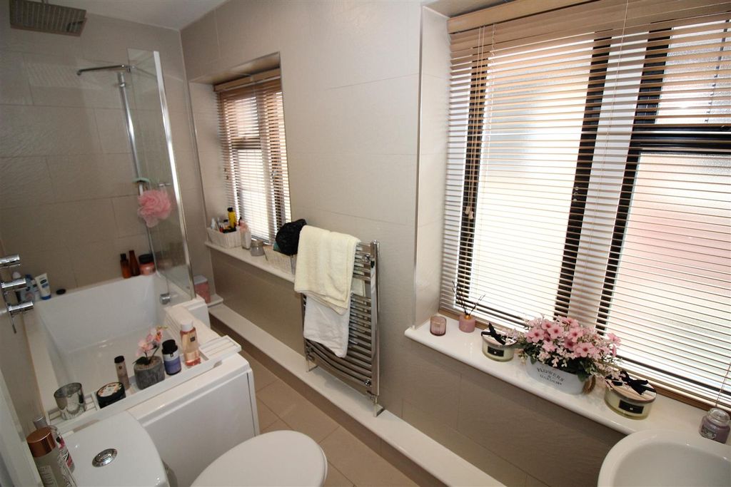 Property photo 3 of 7 Bathroom