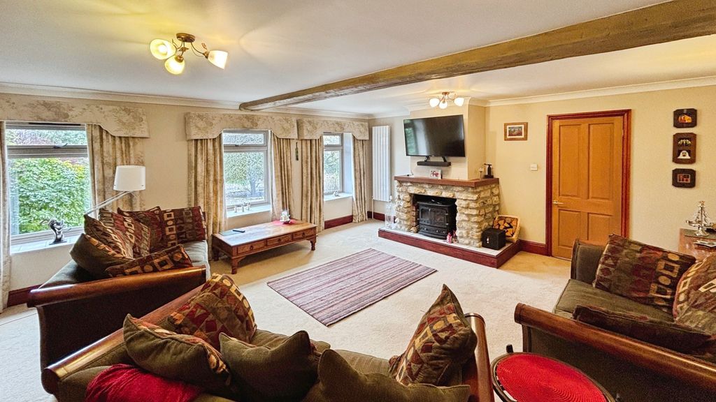 Property photo 3 of 28 Lounge