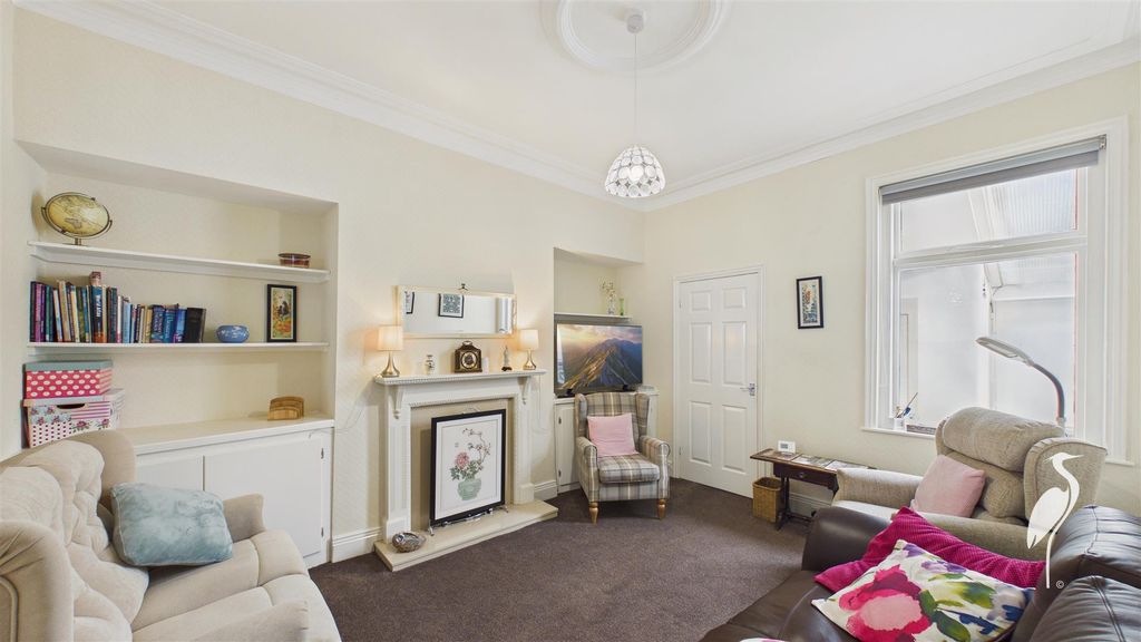 Property photo 2 of 19 Lounge