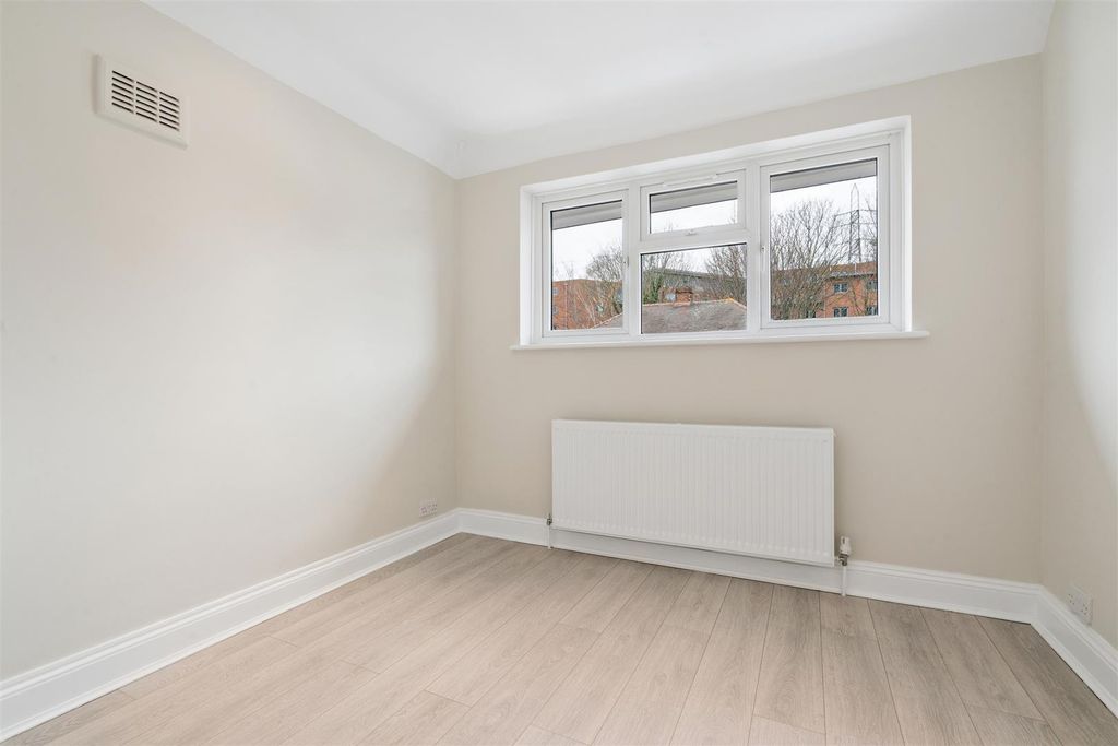 Property photo 3 of 7 65 Runneymede Colliers Wood Sw19 Bedroom 1.Jpg