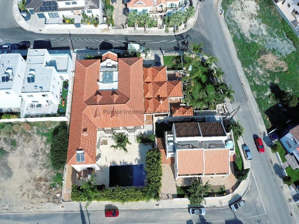 Property photo 2 of 33