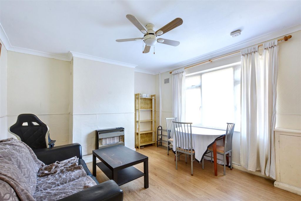 Property photo 2 of 8 Lounge.Jpeg