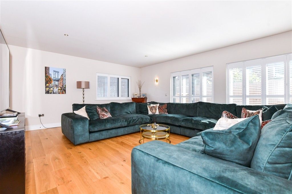 Property photo 2 of 16 Lounge