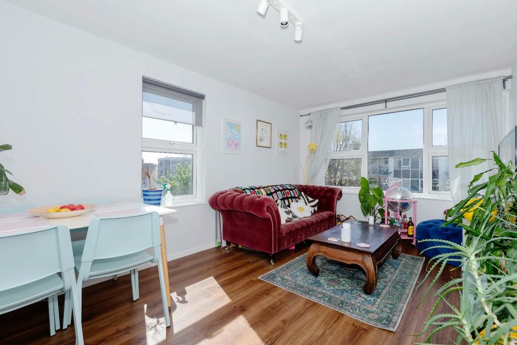 Property photo 3 of 15 Aynsley Court.Jpg