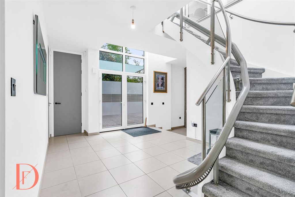 Property photo 2 of 36