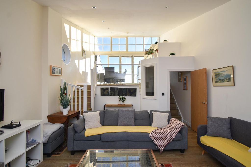 Property photo 2 of 27 Living Room