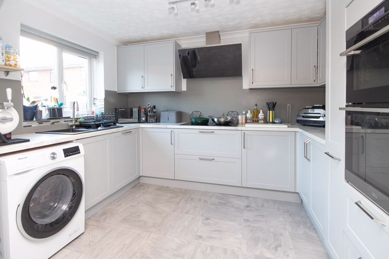 Property photo 3 of 11 Kitchen