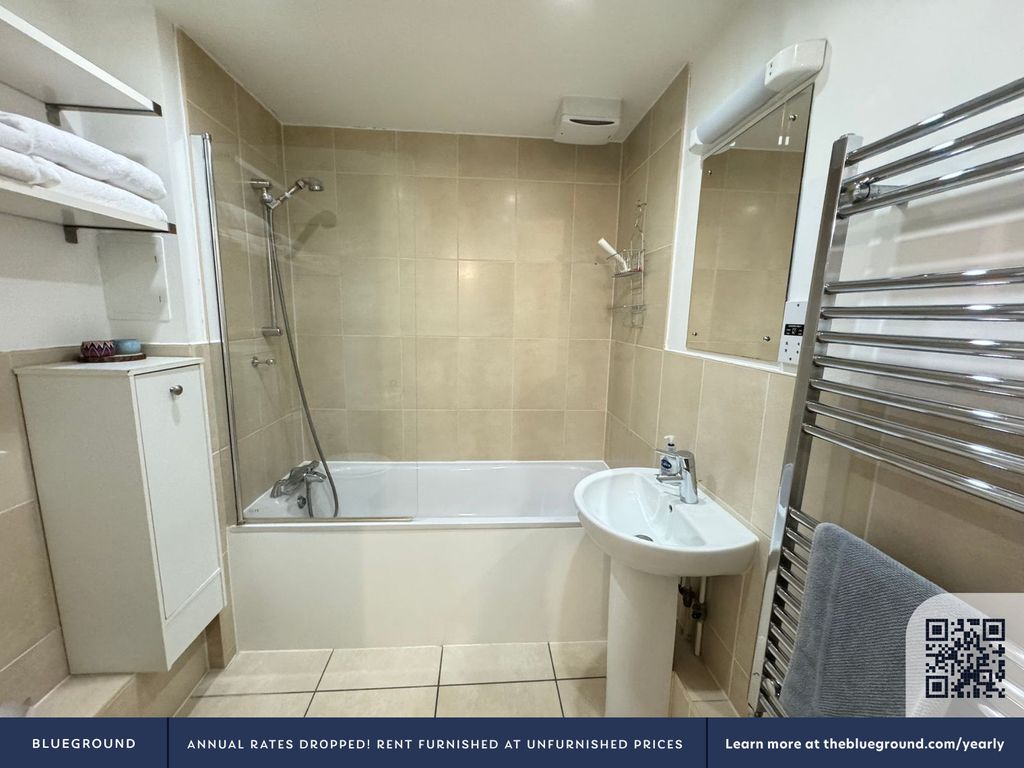 Property photo 3 of 21 Bathroom