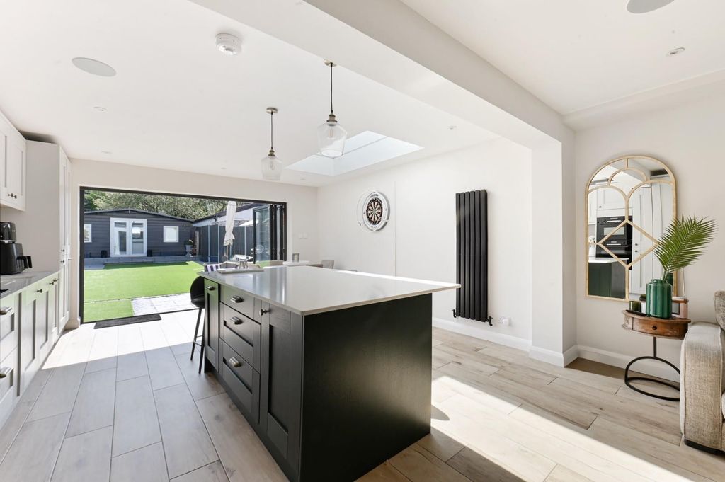 Property photo 2 of 22 Hartfield Road (28).Jpg