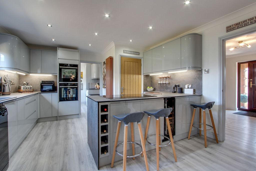 Property photo 3 of 60