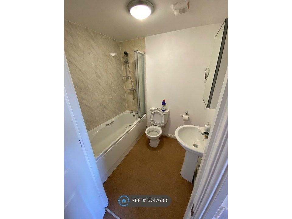 Property photo 3 of 6 Tenants Private Bathroom