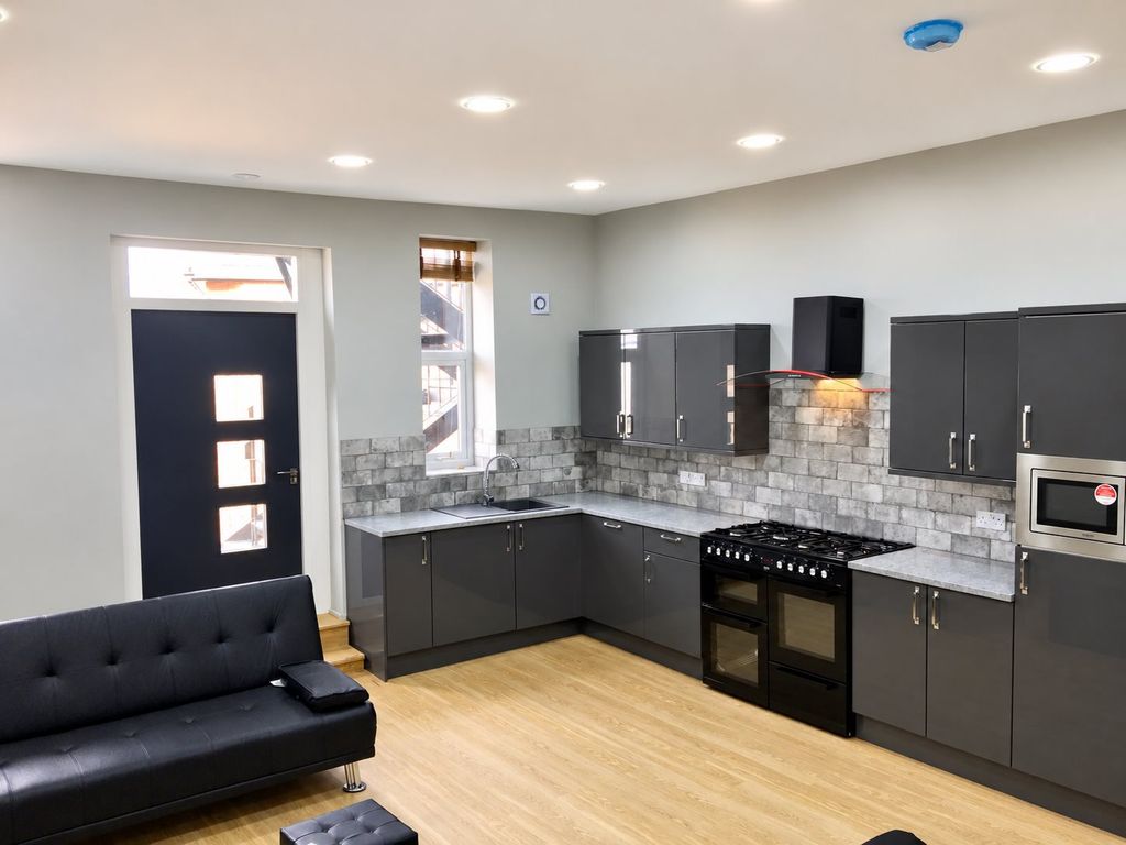 Property photo 1 of 8 Kitchen