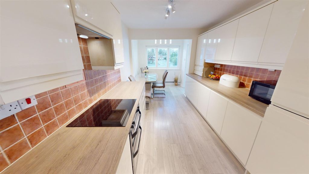 Property photo 3 of 25 Scarisbrick Road Kitchen