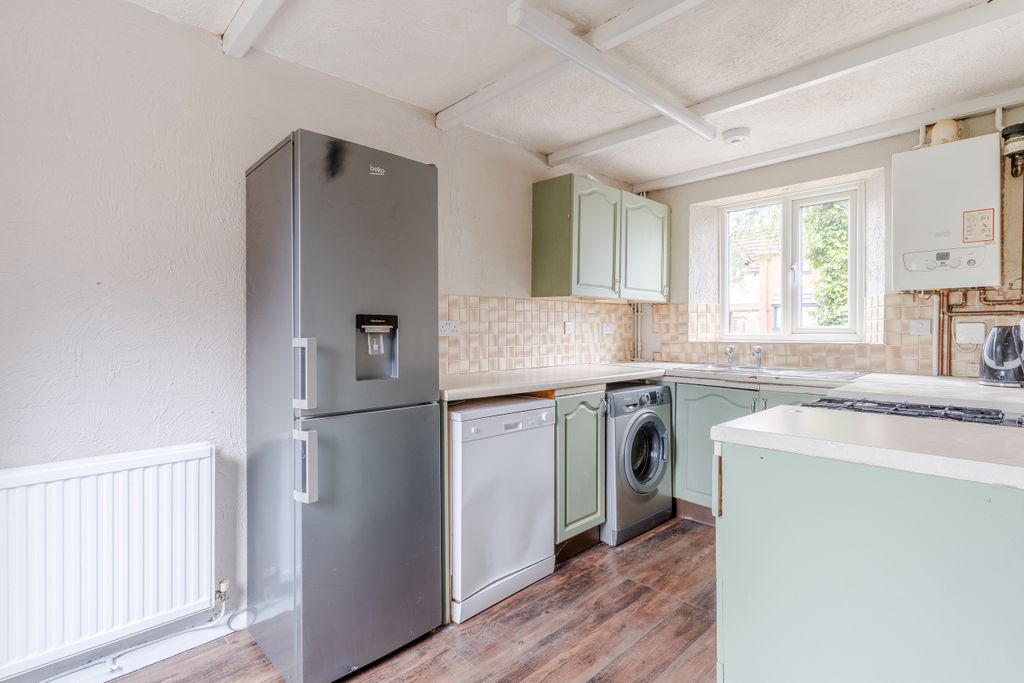 Property photo 3 of 10 76 Oaktree Crescent-9