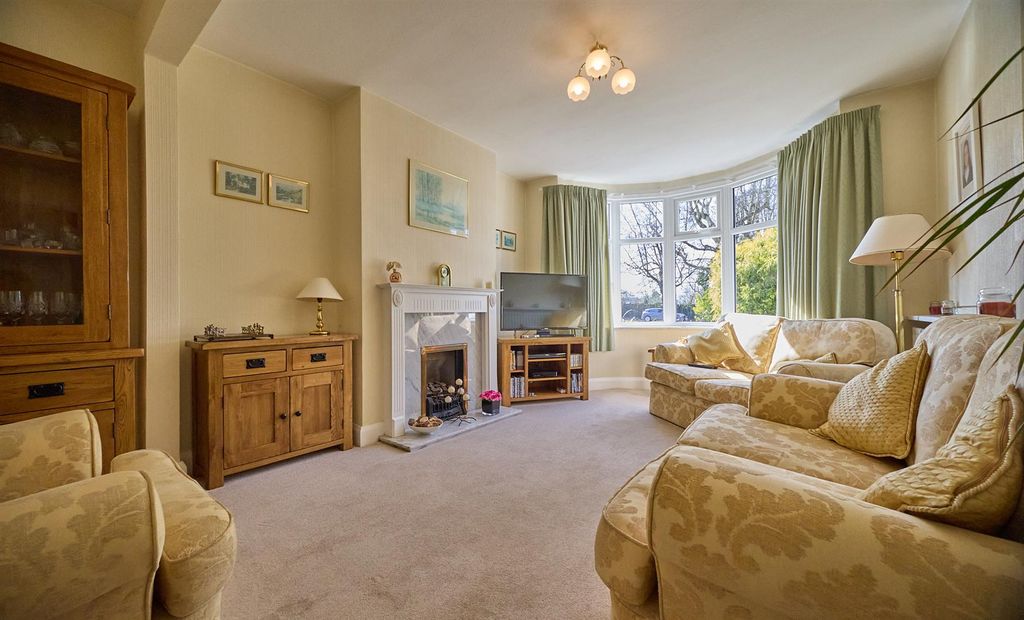 Property photo 2 of 16 Lounge