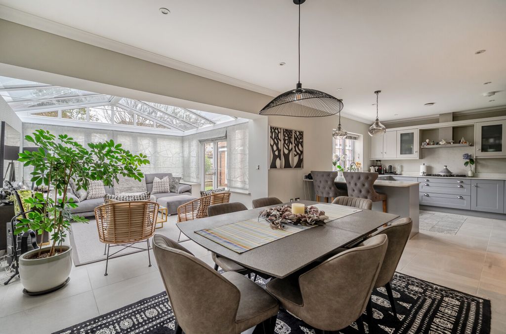 Property photo 2 of 19 1385312-20-692864...