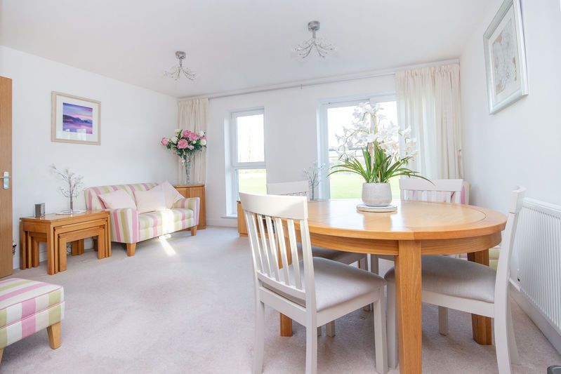 Property photo 3 of 11 Lounge-Diner