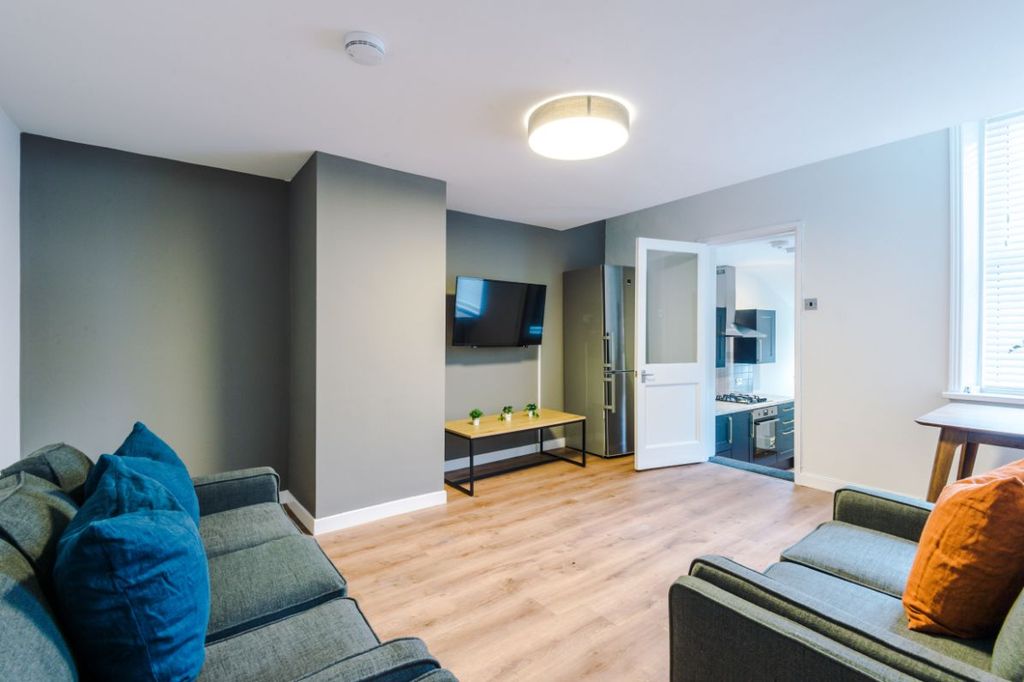 Property photo 1 of 15 74Ga - Living Area