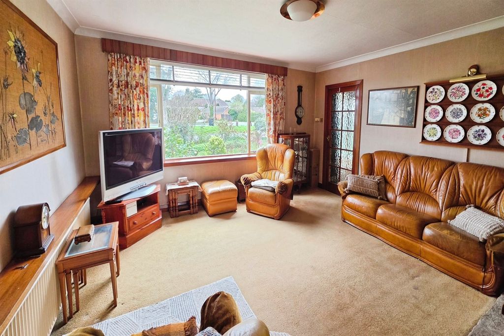 Property photo 3 of 16 Lounge