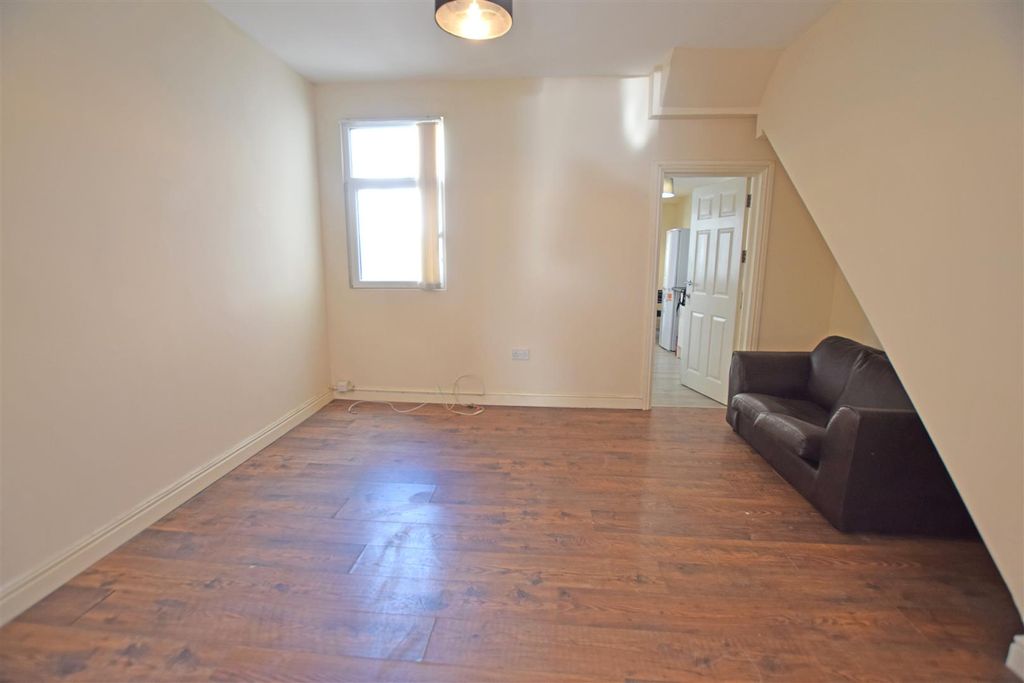 Property photo 3 of 15 Gf Lounge.Jpg