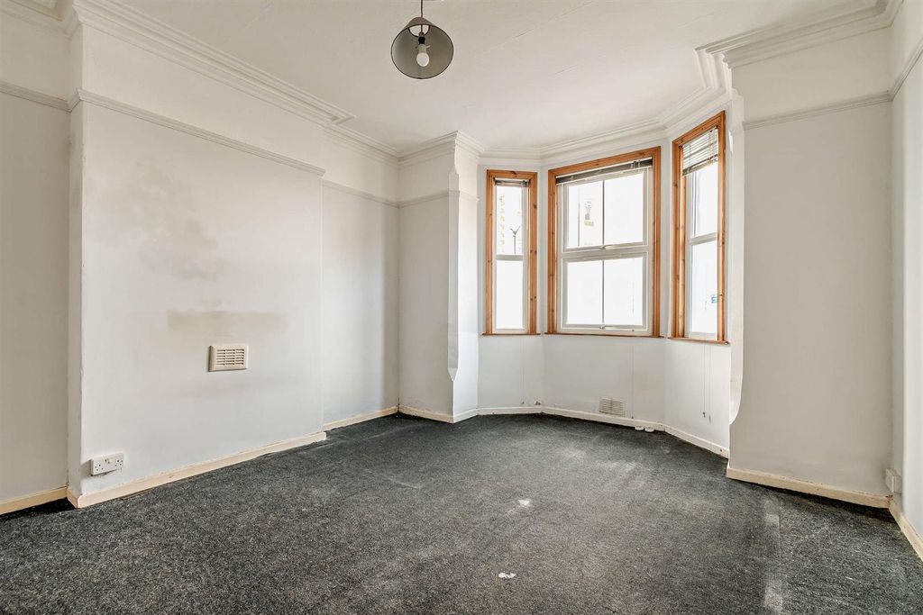 Property photo 1 of 10 8671494-Interior01-800.Jpg