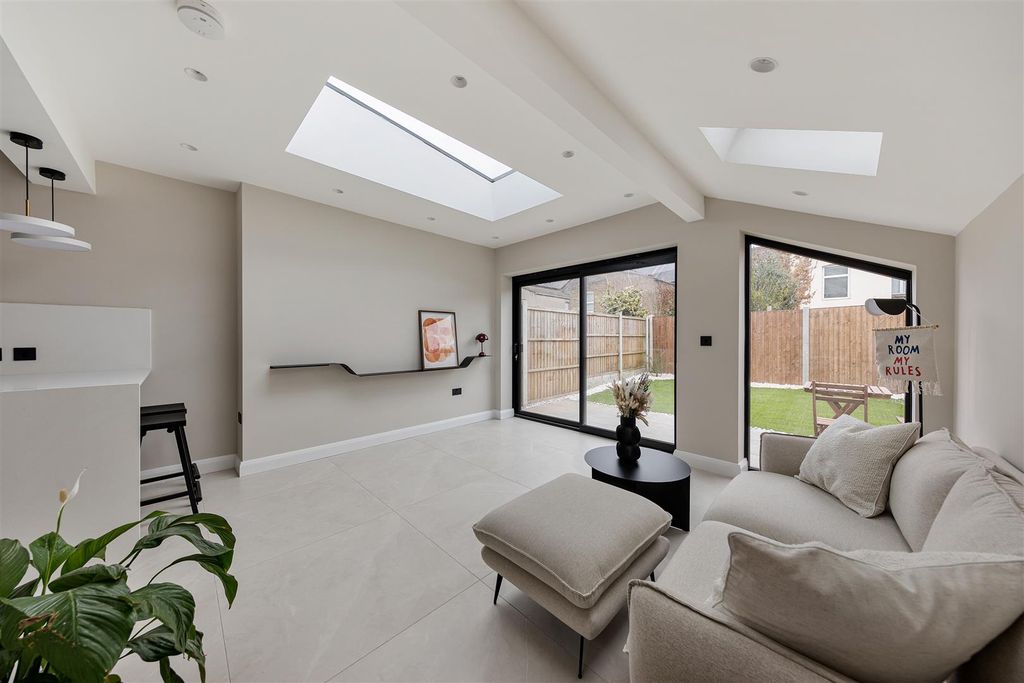 Property photo 2 of 35 Calderon Road, E11