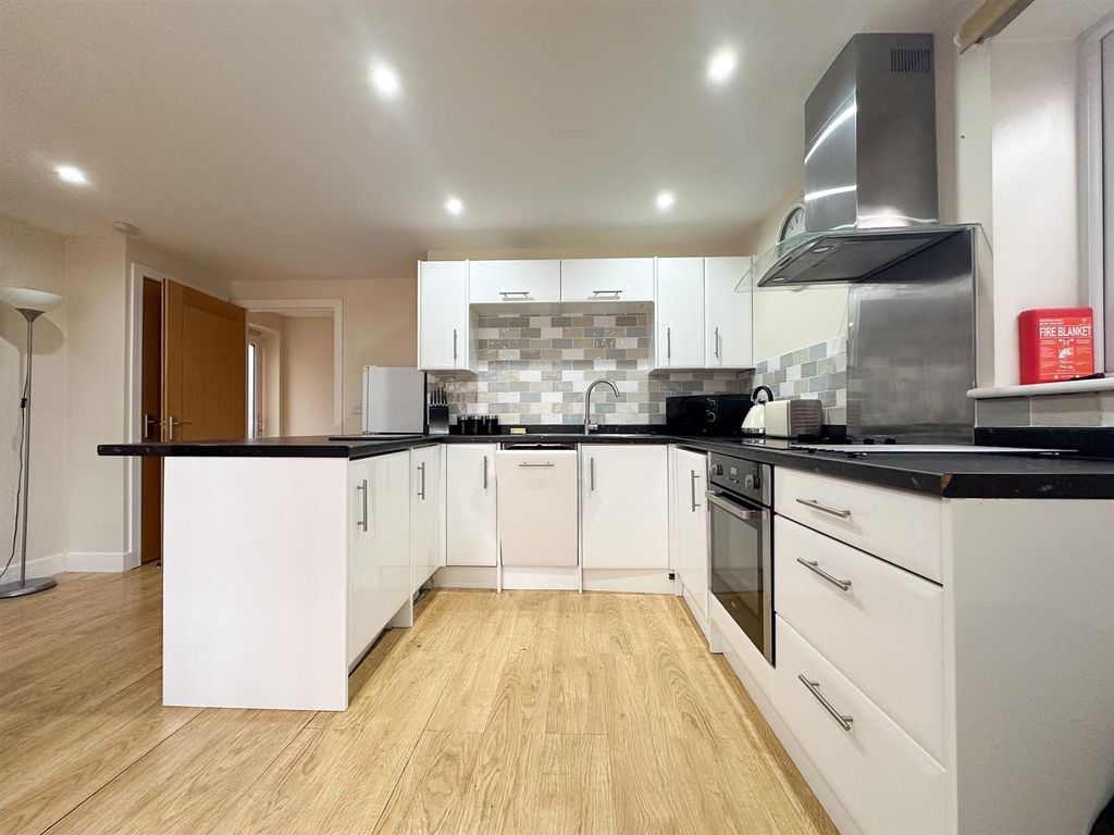 Property photo 3 of 6 Kitchen