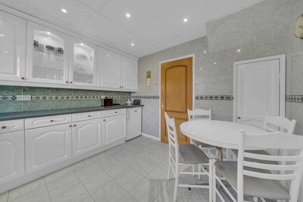 Property photo 3 of 27